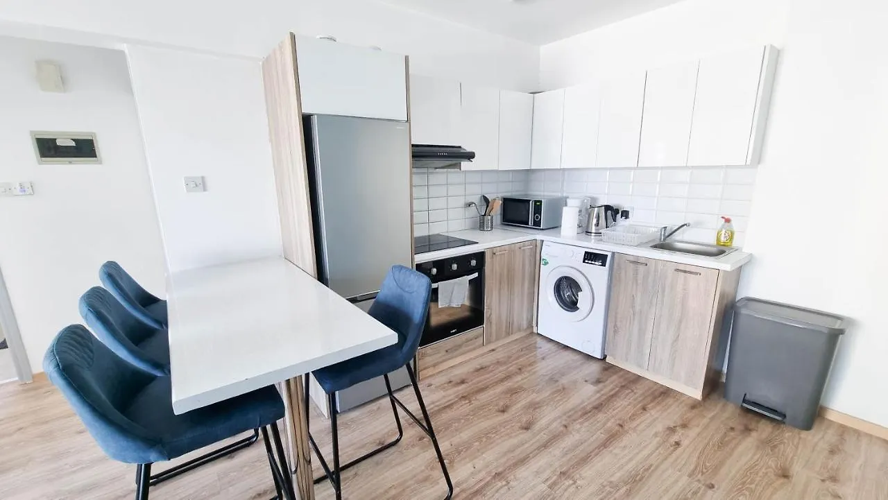 Apartment Modern Retreat: 2Br Stylish Apt With Comfy Rooms! Smart Tv With 200Mbps Internet Larnaka